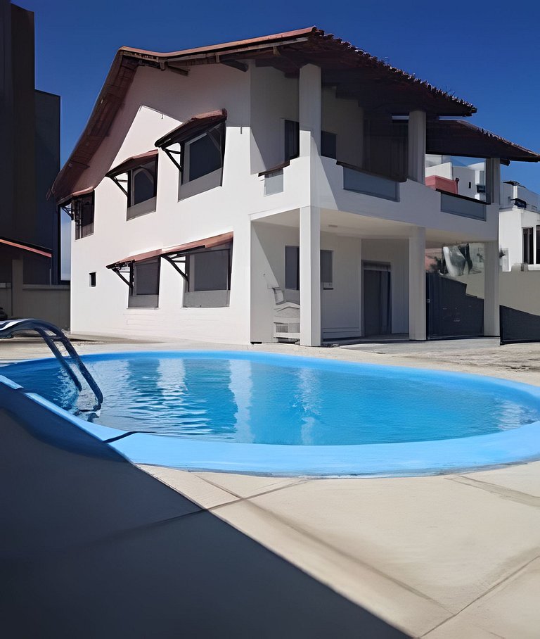 Casa completa com 5 quartos próx ao mar.