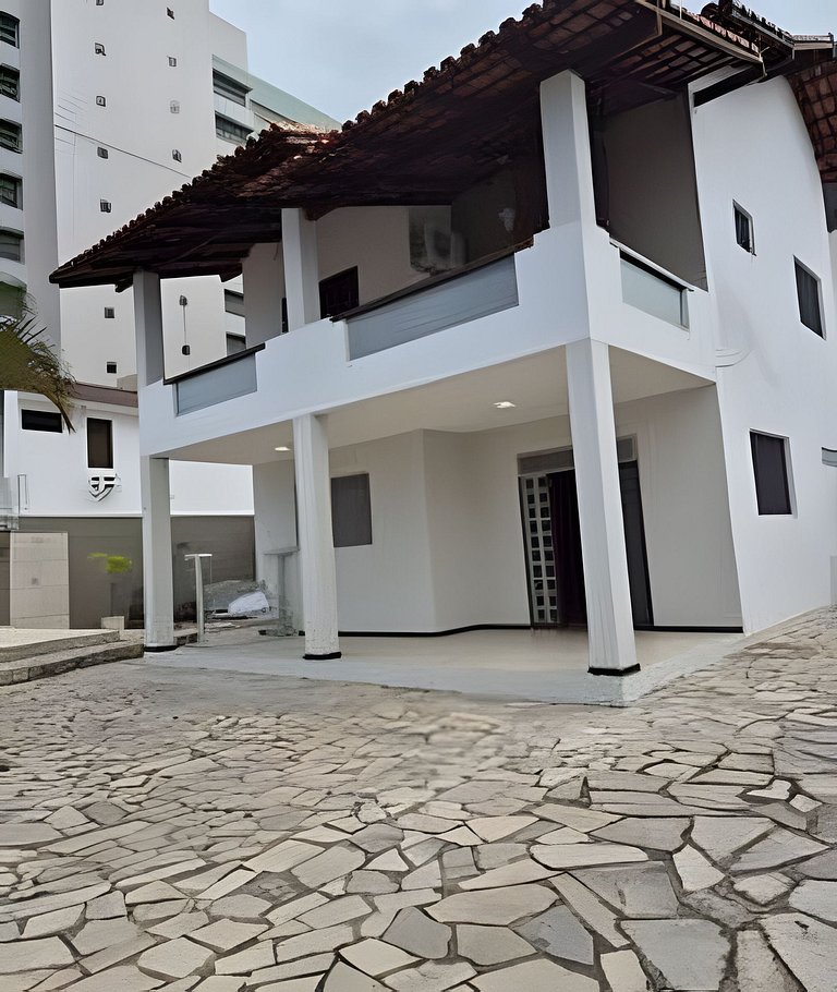 Casa completa com 5 quartos próx ao mar.