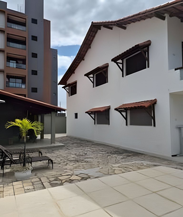 Casa completa com 5 quartos próx ao mar.