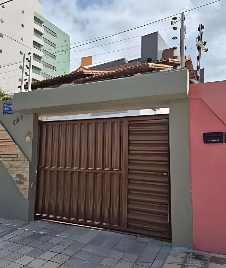 Casa completa com 5 quartos próx ao mar.