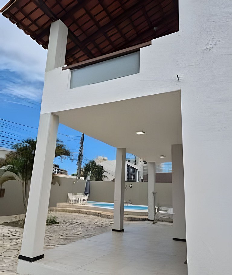 Casa completa com 5 quartos próx ao mar.