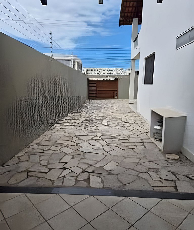 Casa completa com 5 quartos próx ao mar.