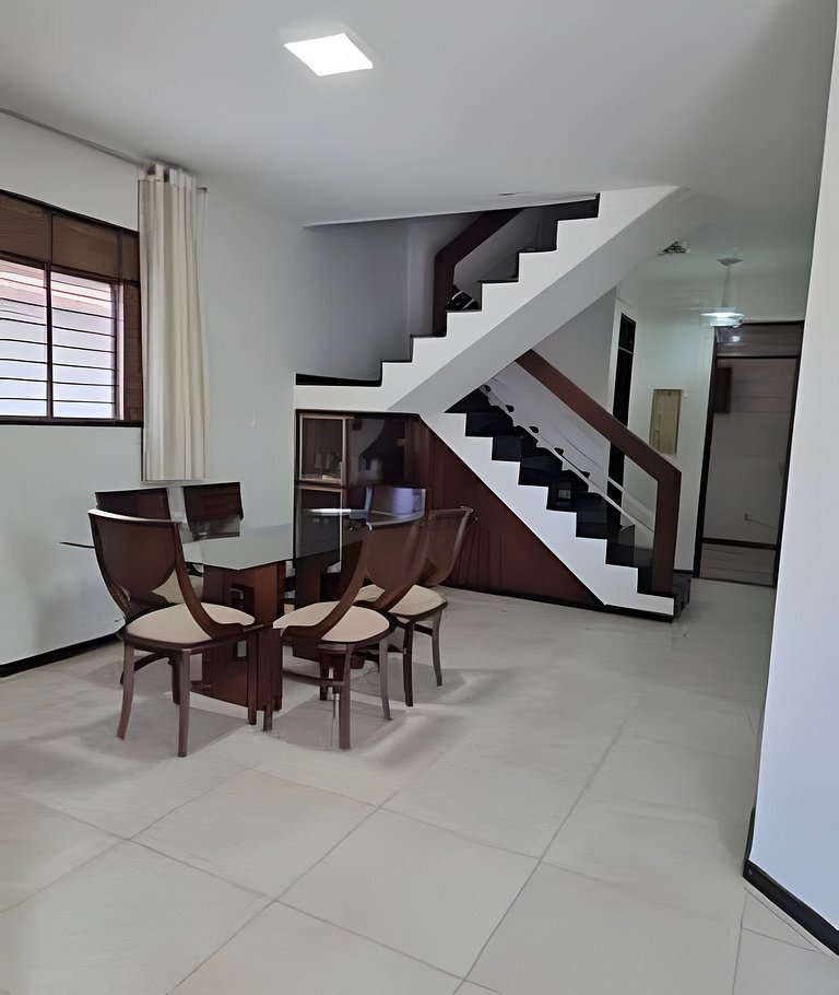 Casa completa com 5 quartos próx ao mar.