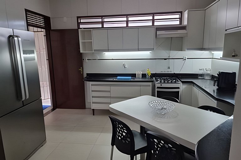 Casa completa com 5 quartos próx ao mar.