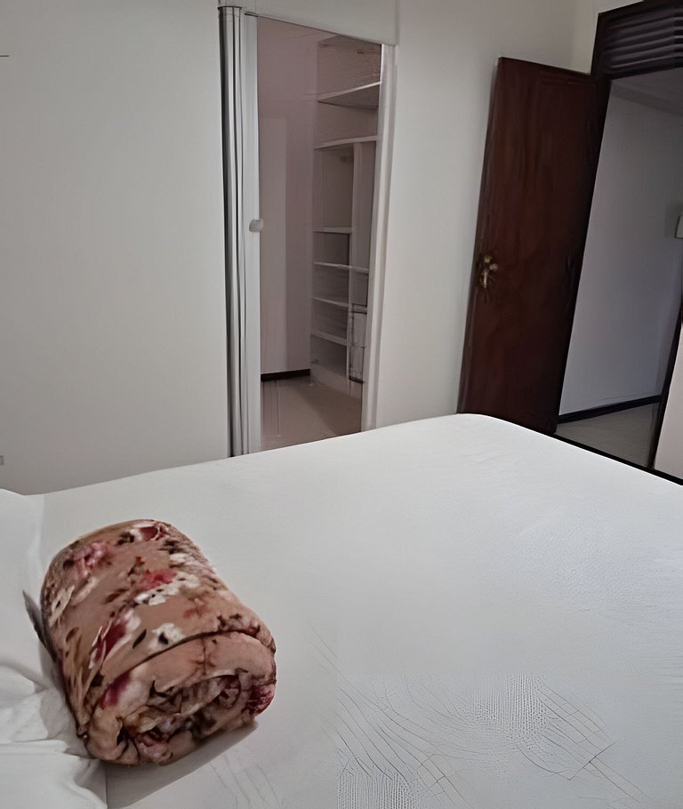 Casa completa com 5 quartos próx ao mar.