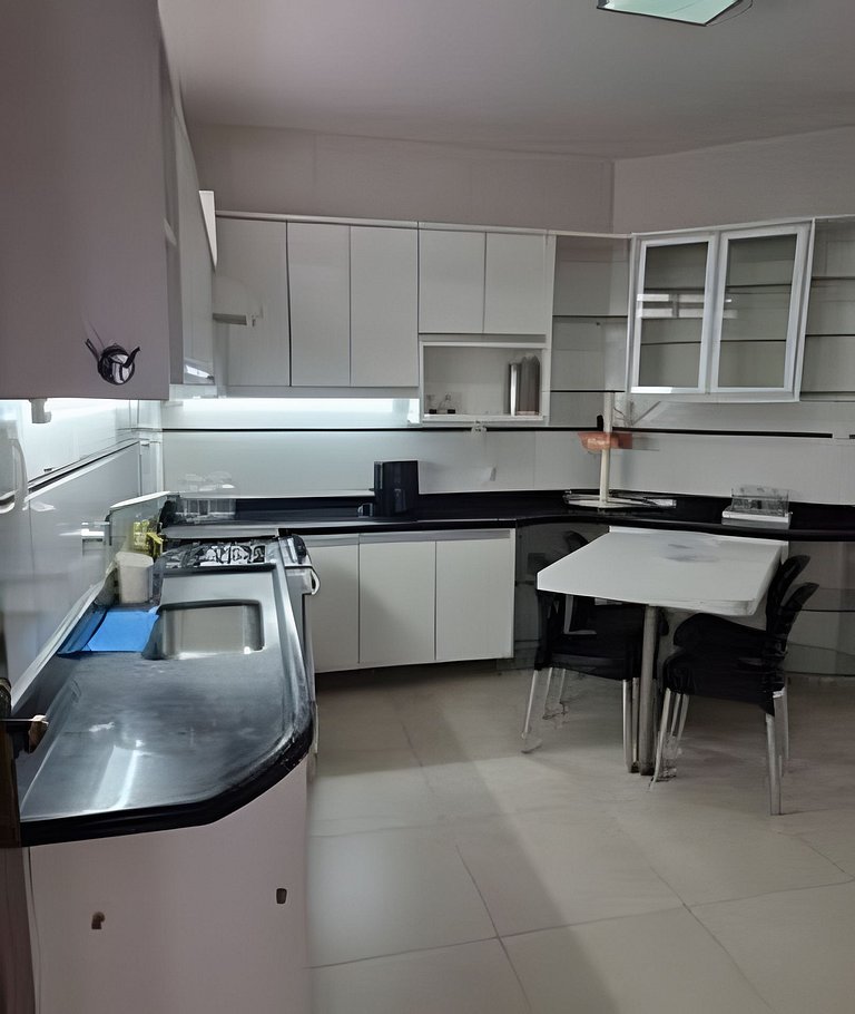 Casa completa com 5 quartos próx ao mar.