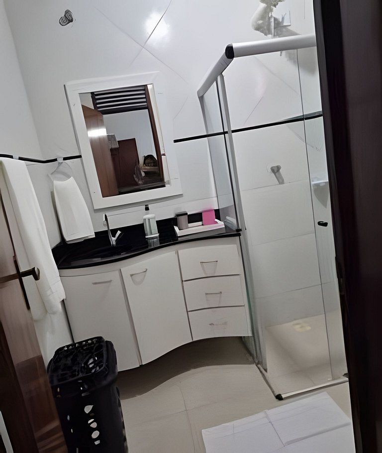 Casa completa com 5 quartos próx ao mar.