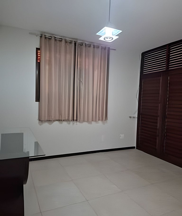 Casa completa com 5 quartos próx ao mar.