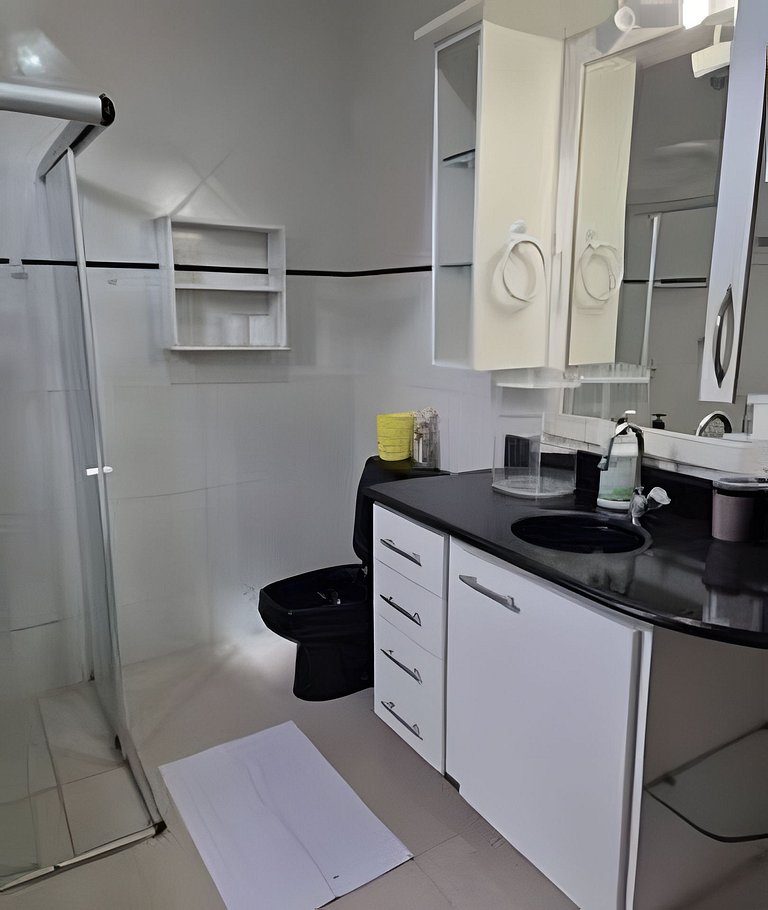 Casa completa com 5 quartos próx ao mar.