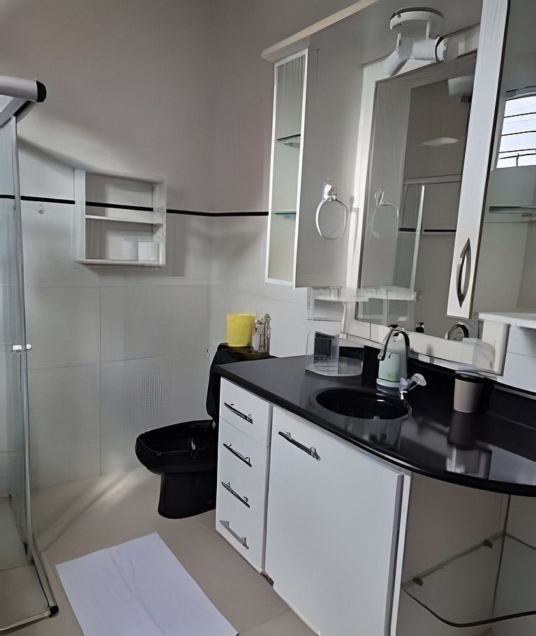 Casa completa com 5 quartos próx ao mar.